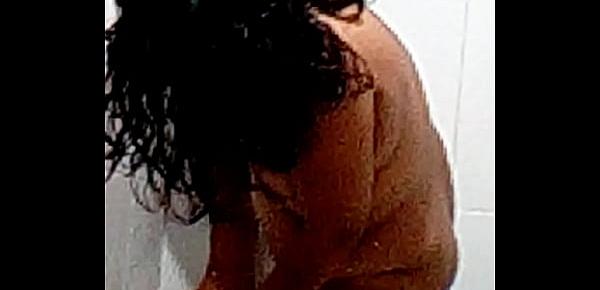  Prostituta culona tomando ducha después de la cogida que le puse.